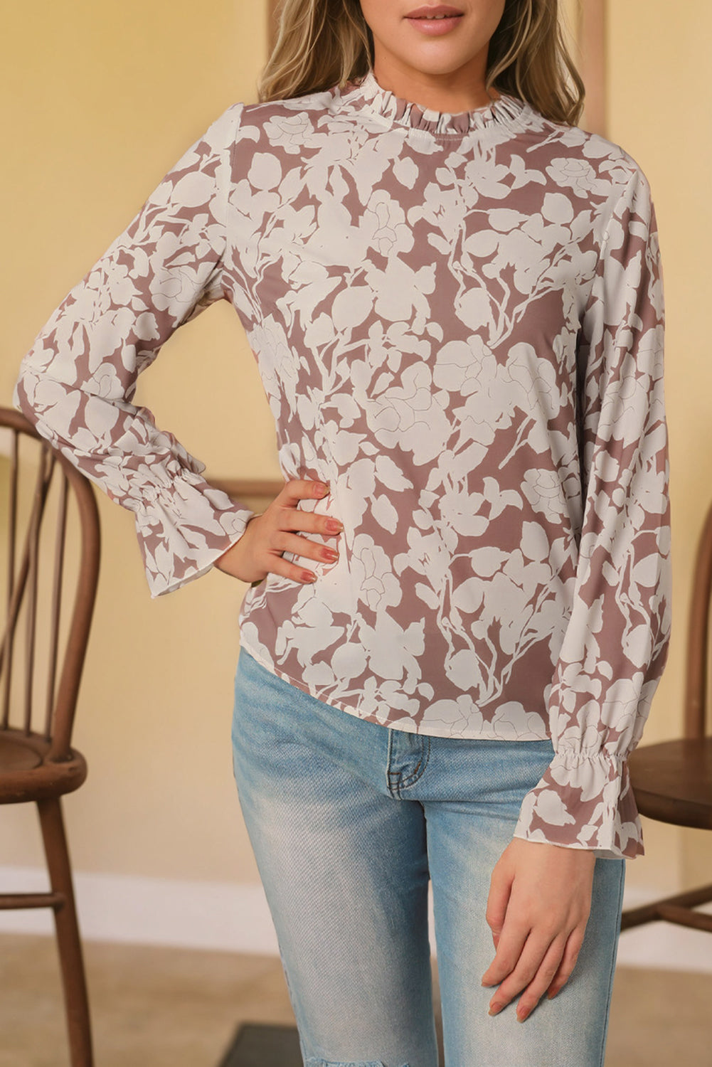 Chemisier beige clair à imprimé floral, décolleté à volants, manches à volants-A WOMAN WE LOVE