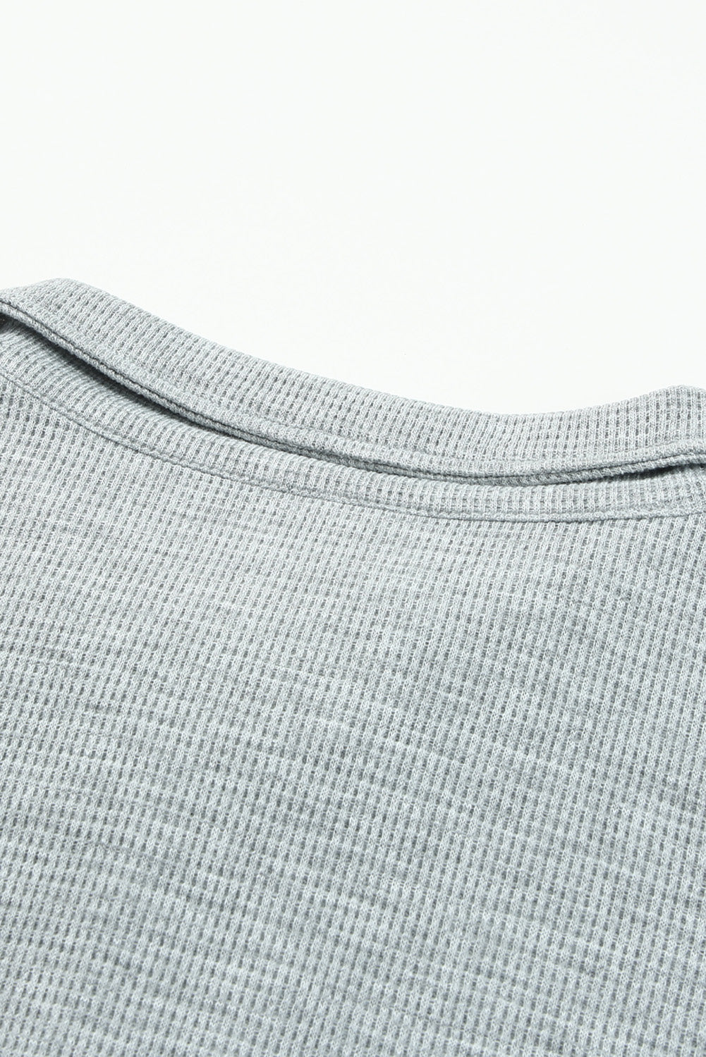 Sudadera gris con cremallera acanalada y pantalones cortos de cintura alta