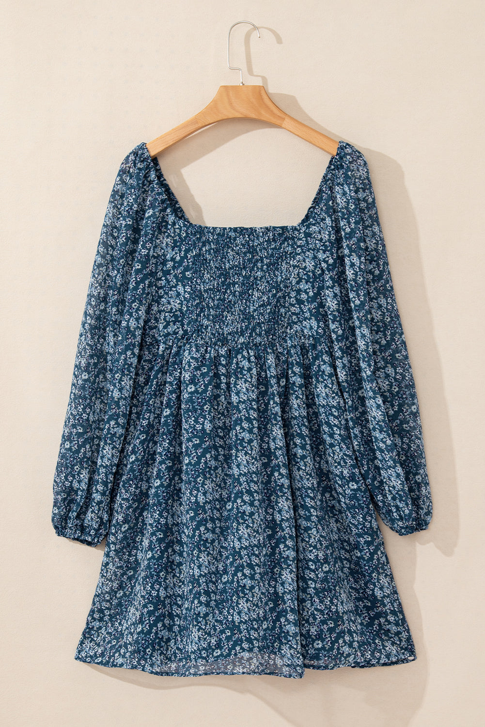 Mini-robe bleue à imprimé floral et col en cœur, dos froncé