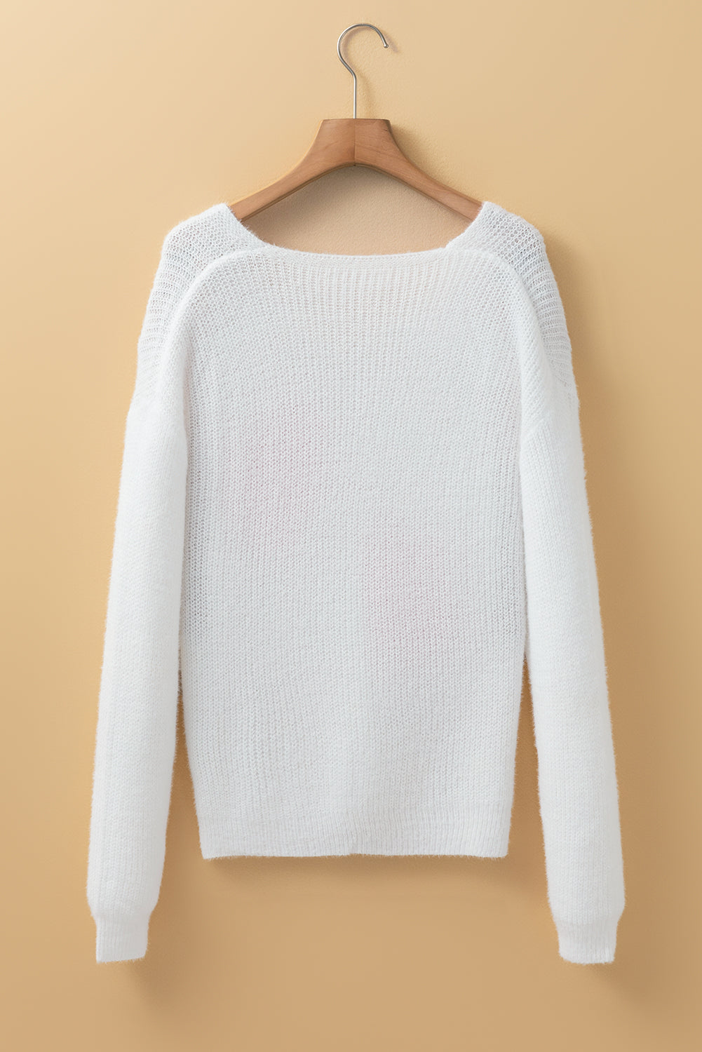 Pull pelucheux à col en V et motif cœur perlé blanc