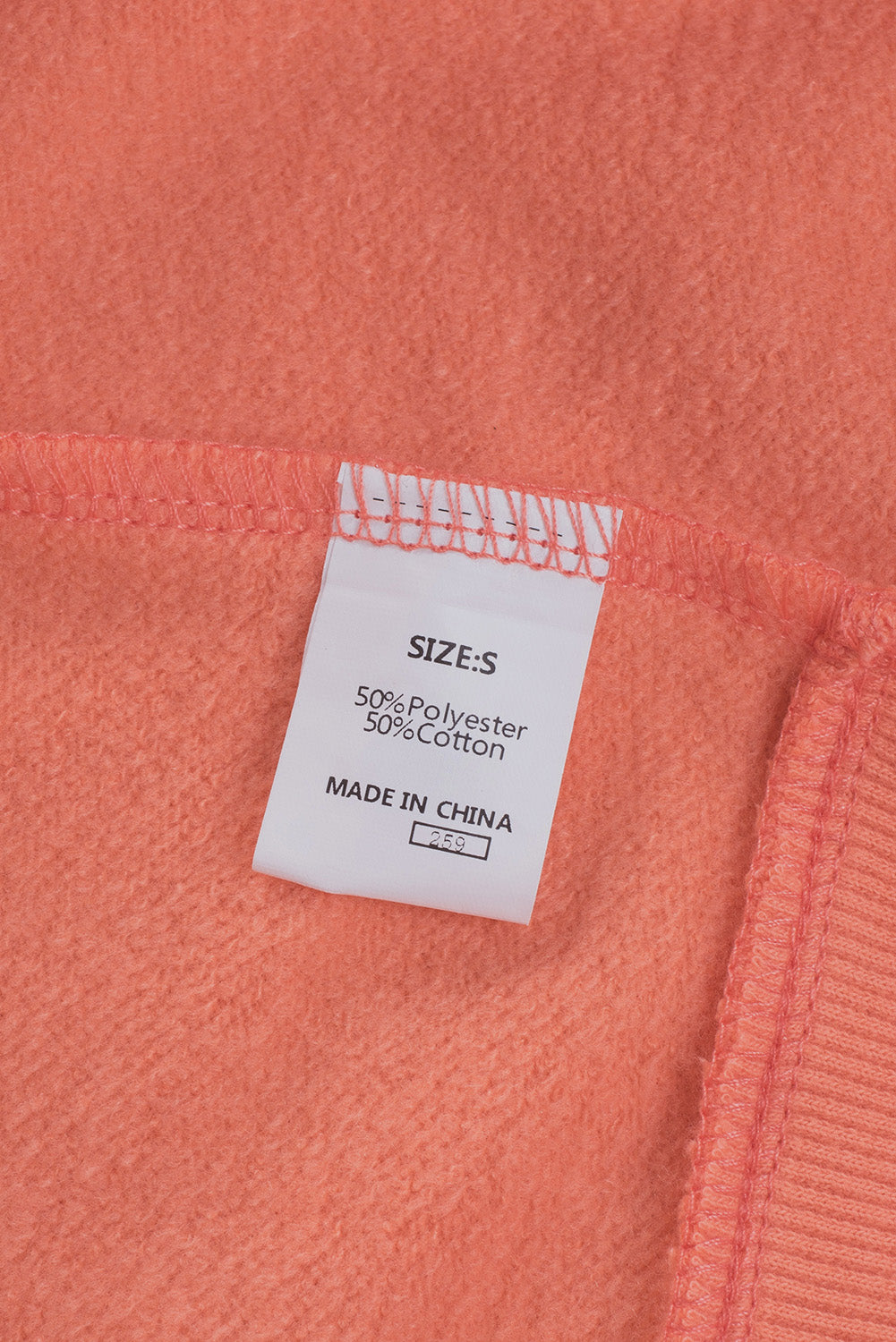 Orangefarbener Fledermaushülsenhäuser mit Henley Hoodie steckt