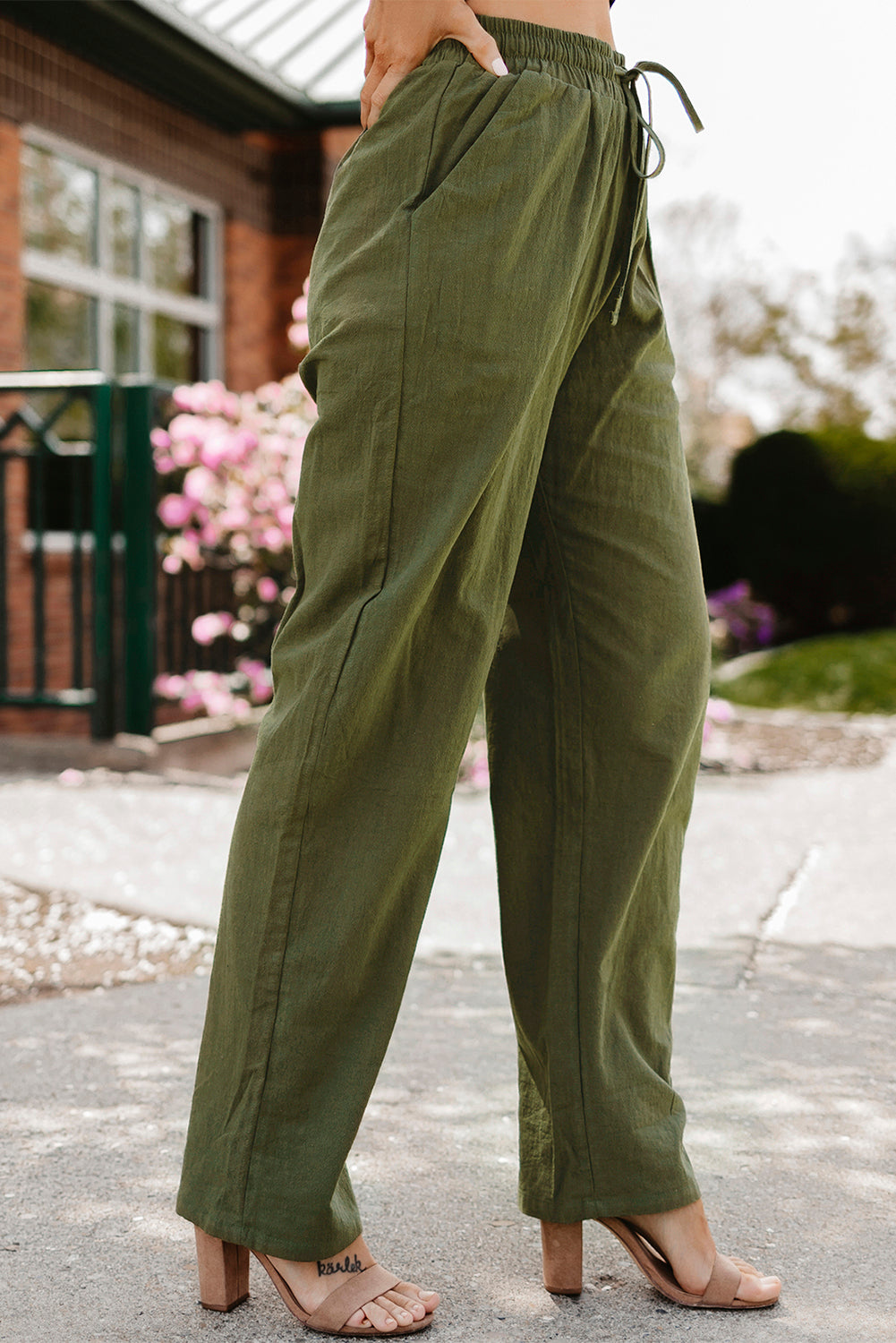 Pants with drawstring and elastic waist pockets, long straight legs green