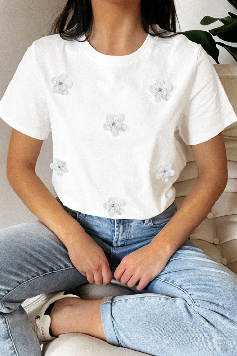 T-shirt a collo rotondo per applique di fiori bianchi