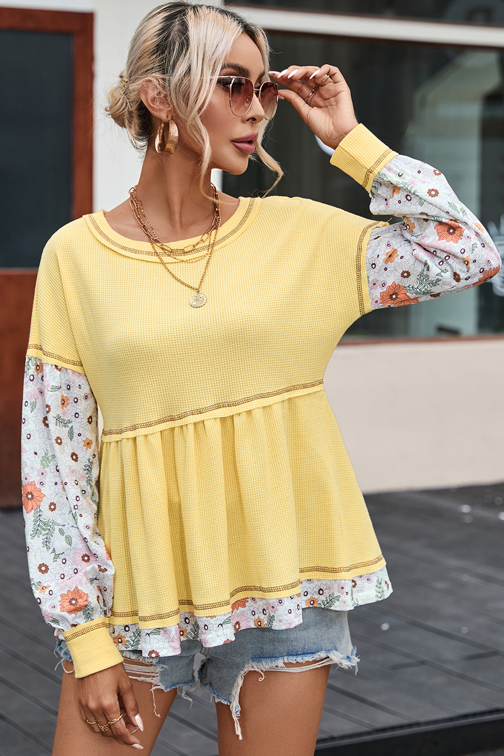 Blusa de babydoll de anchura de mosaico floral amarillo