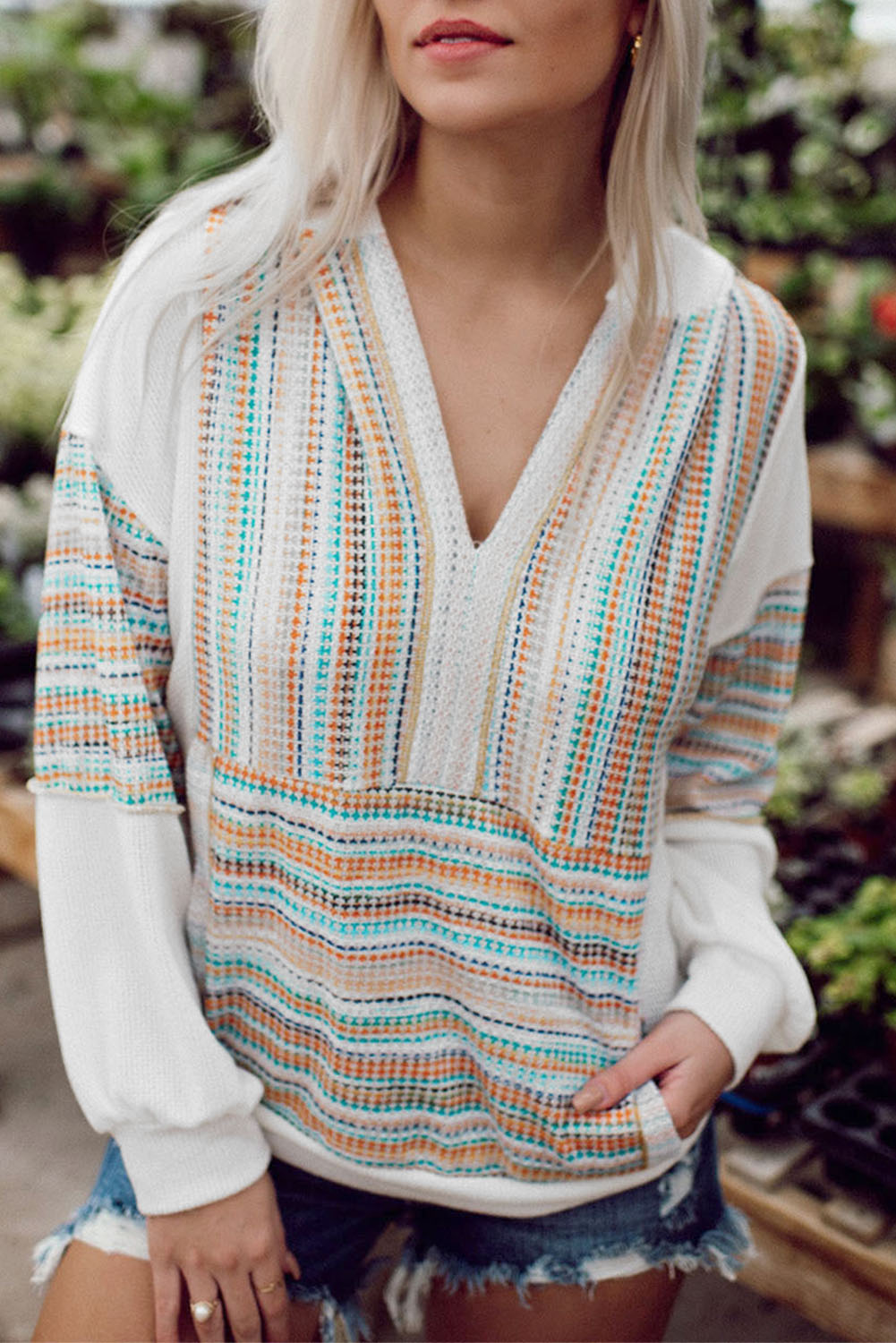 Sweat à capuche en tricot à rayures multicolores et patchwork à col en V et épaules tombantes