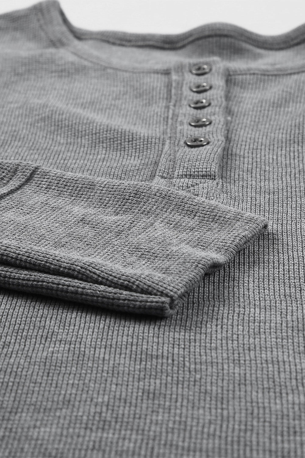 Haut Henley en tricot gaufré gris