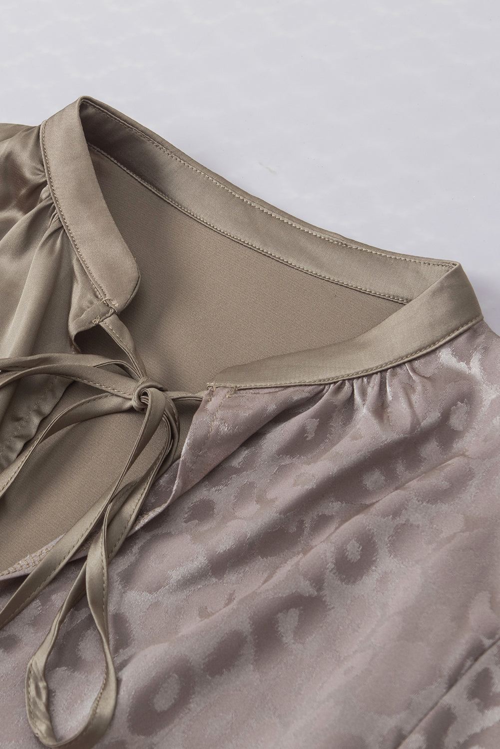 Chemisier en satin jacquard demi-léopard contrasté beige français clair