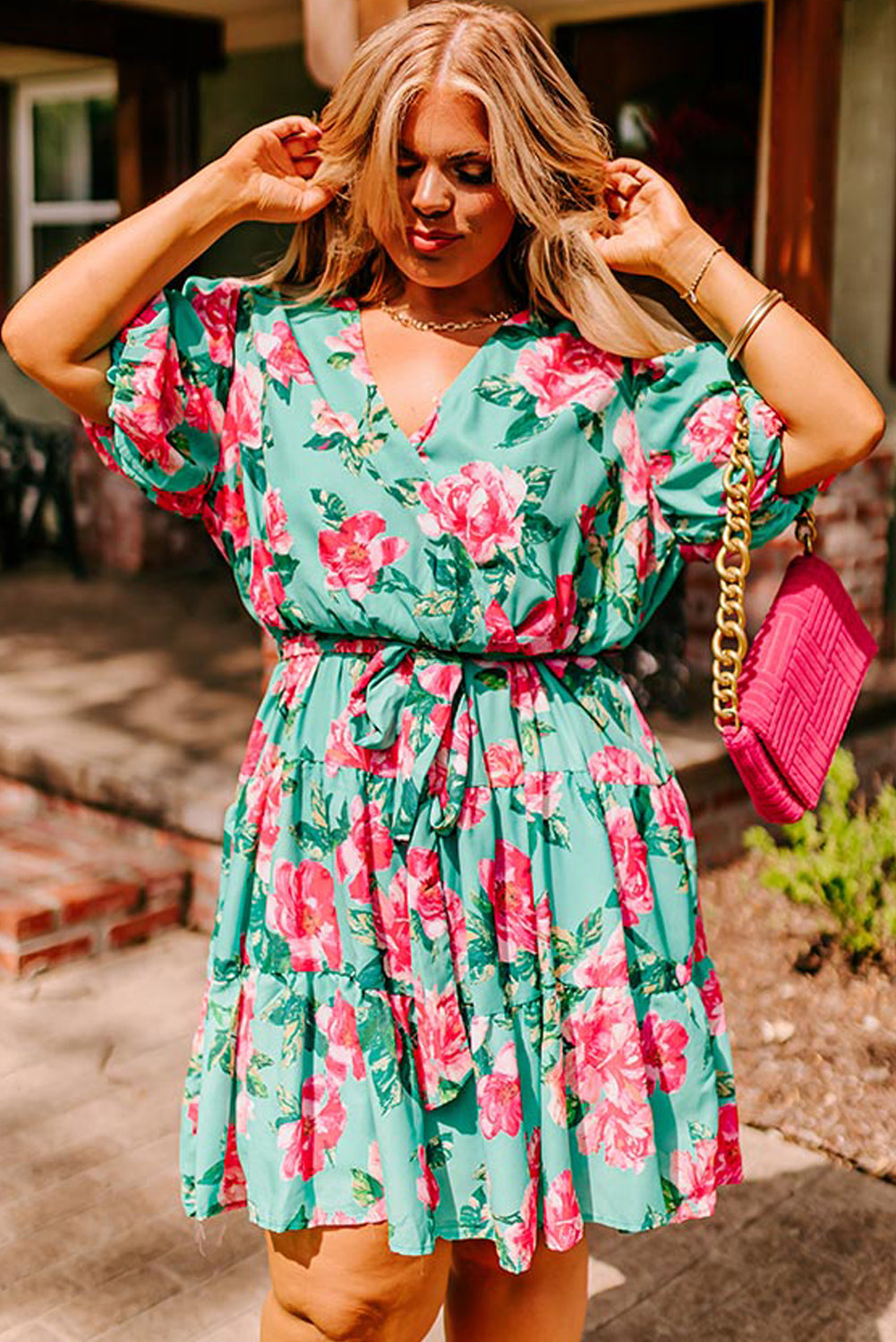 Vestido de talla grande con volantes y sobrepelliz de manga de burbuja floral verde