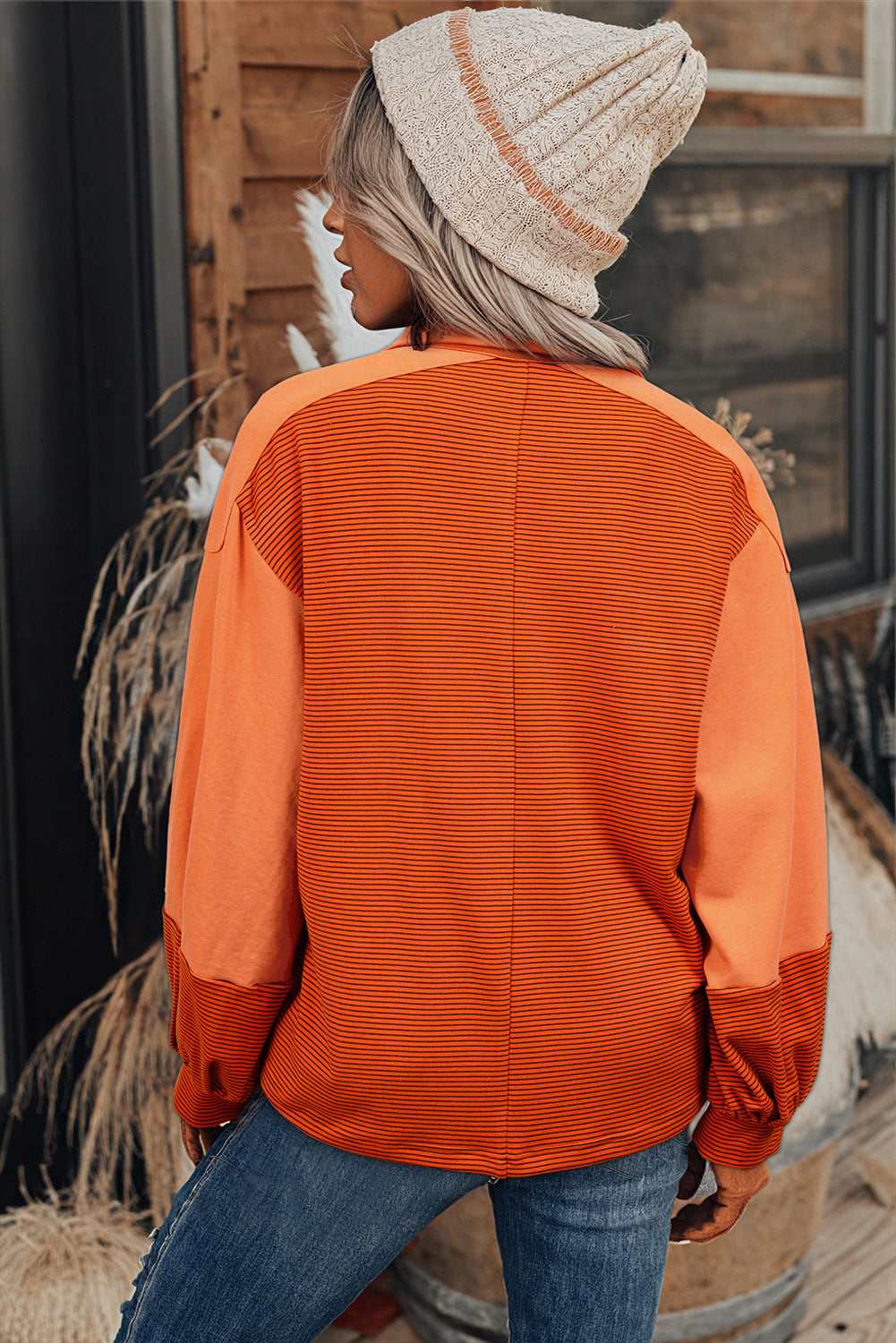 Orangefarbener Streifen freiliegende Naht Henley Turndown Neck Puff-Ärmel Sweatshirt