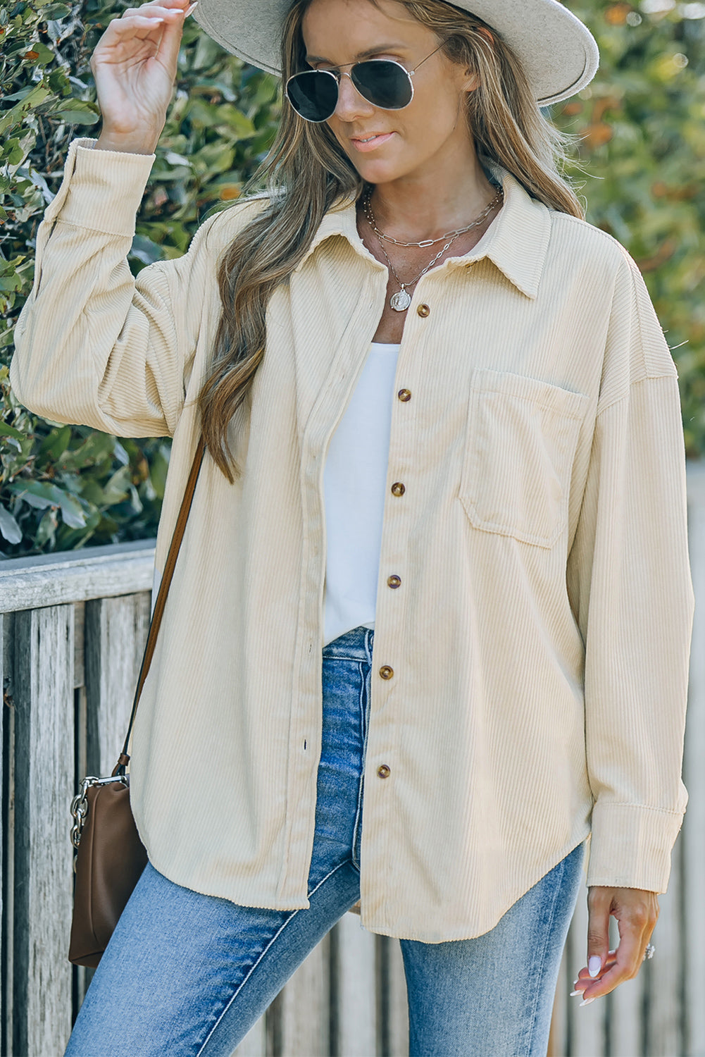 Camisa con bolsillo con botones de pana beige