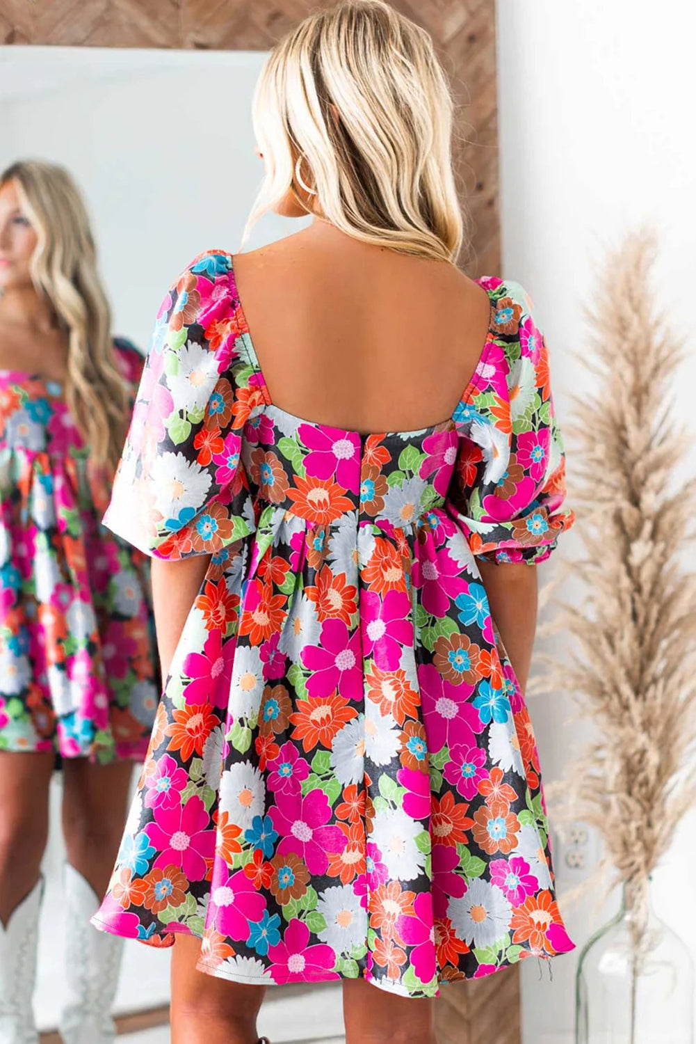 Robe à imprimé floral rose, col carré, manches courtes bouffantes