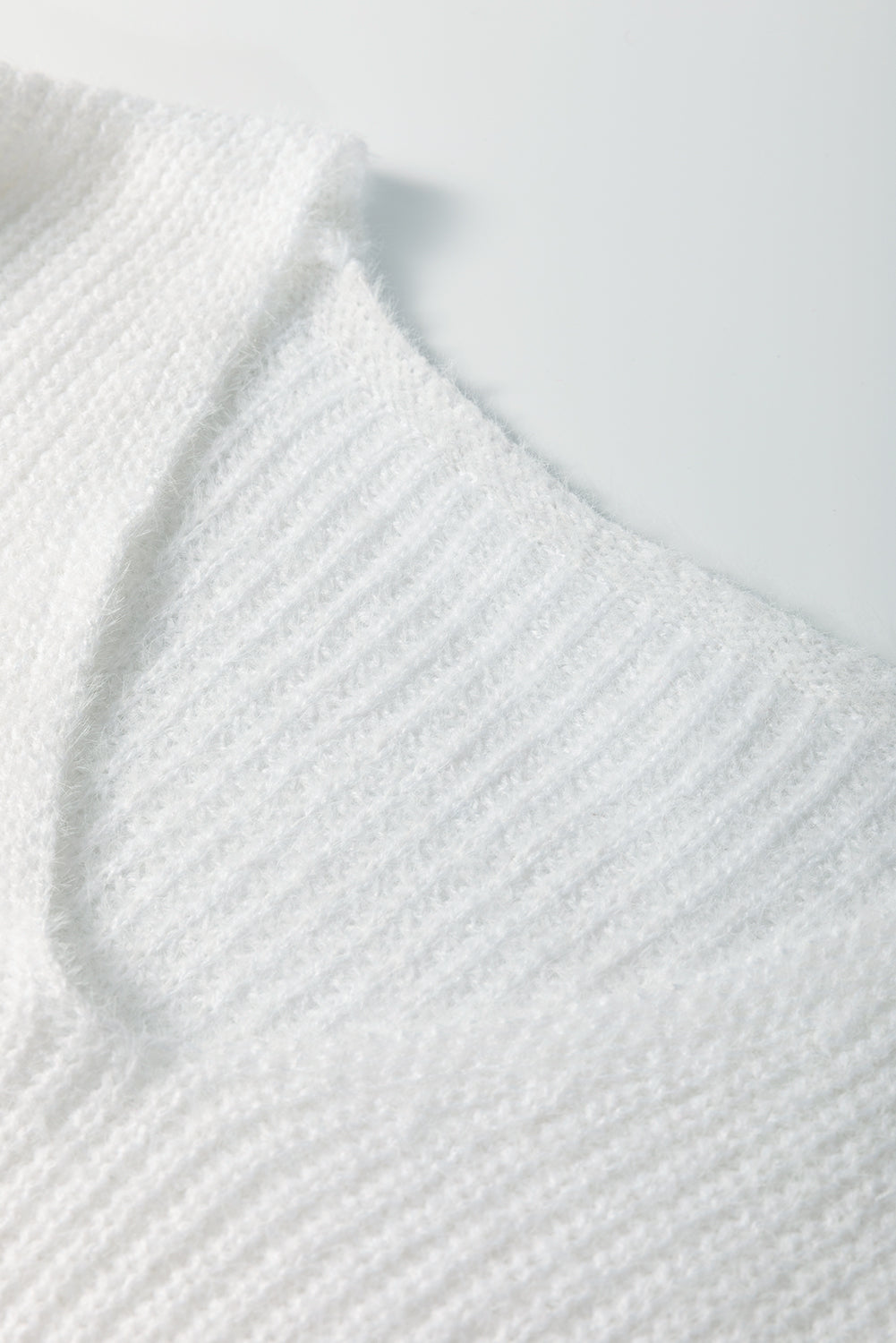 Pull pelucheux à col en V et motif cœur perlé blanc