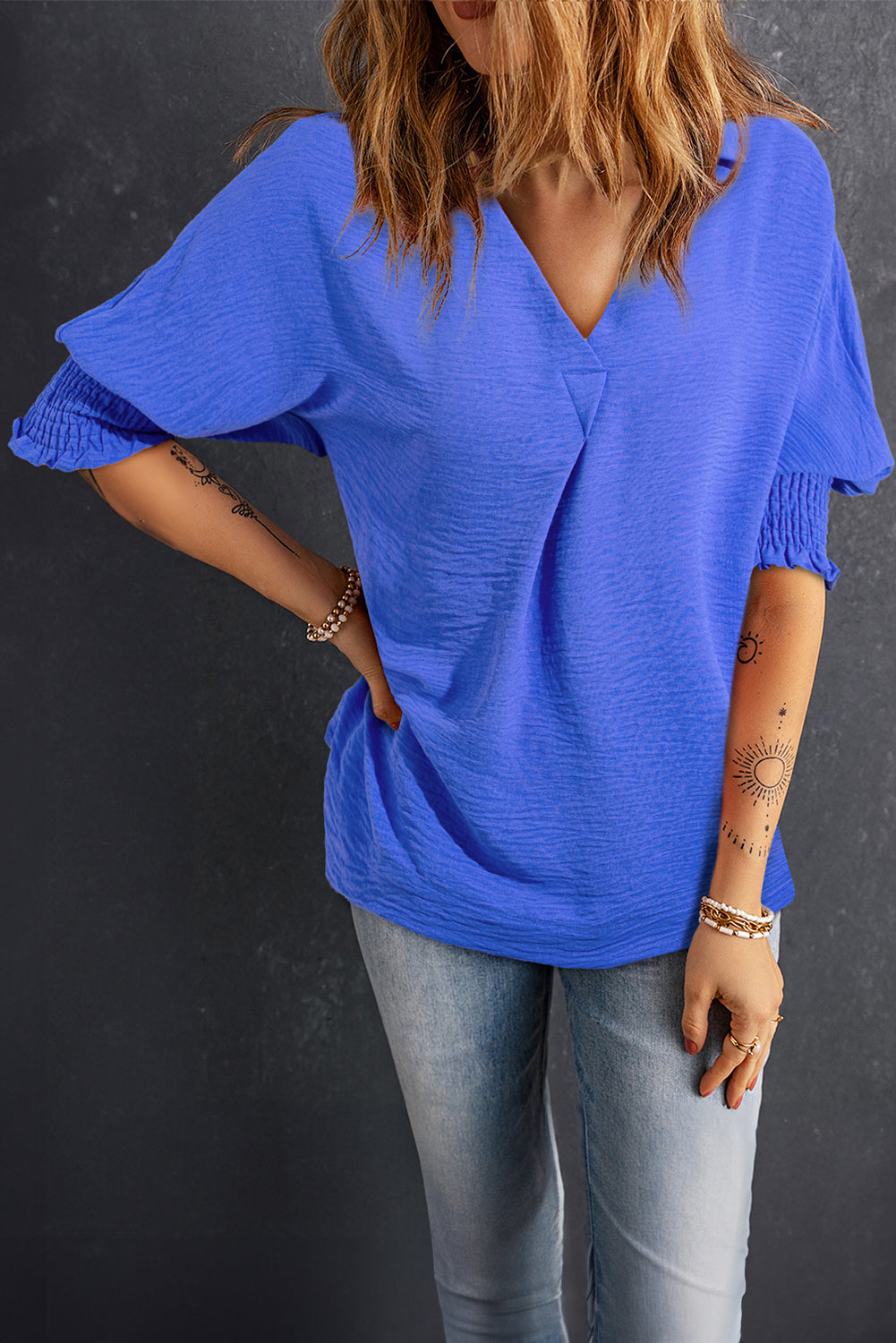 Blusa de manga con collar con cuello azul oscuro.