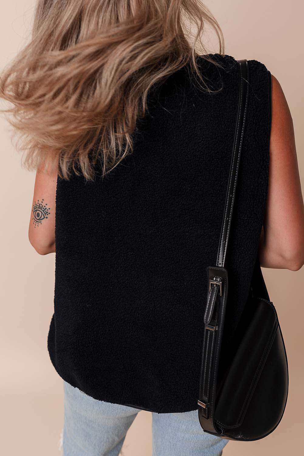 Strong fleece vest with contrasting side pockets in black leather