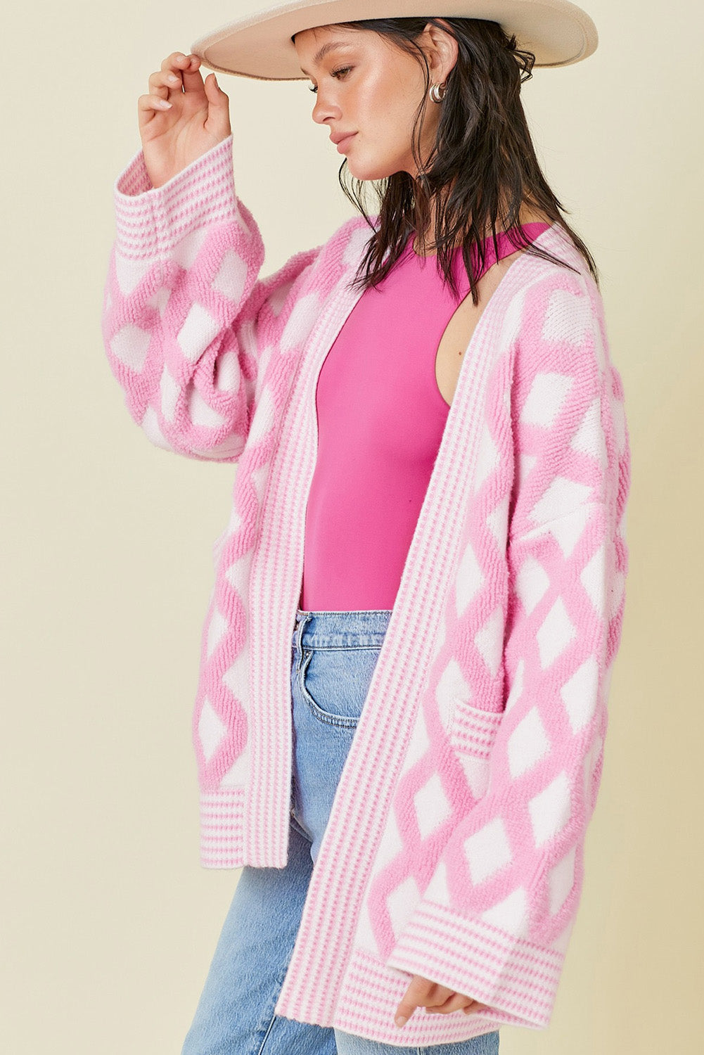 Cardigans en tricot à motif losange rose, ouverts sur le devant, avec poches-A WOMAN WE LOVE
