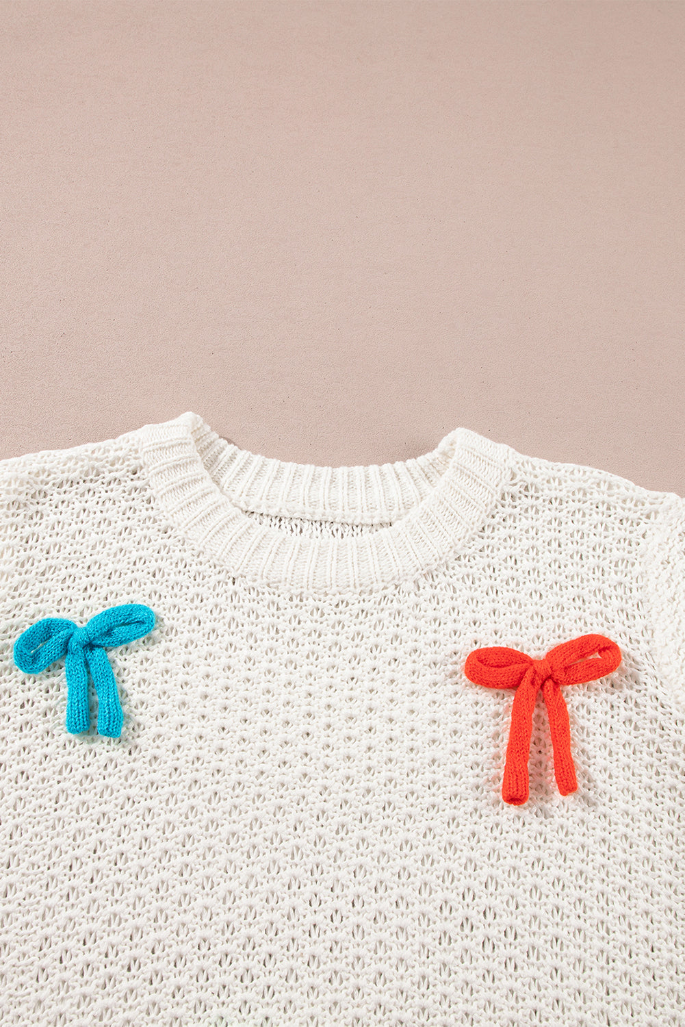 Pull blanc à manches courtes et col montant en tricot avec nœud coloré