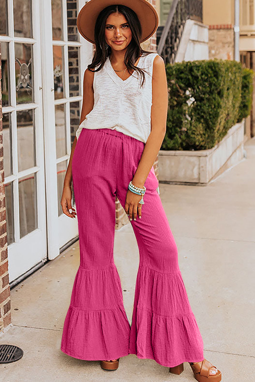 Pantalones acampanados con volantes y cintura alta con textura rosa