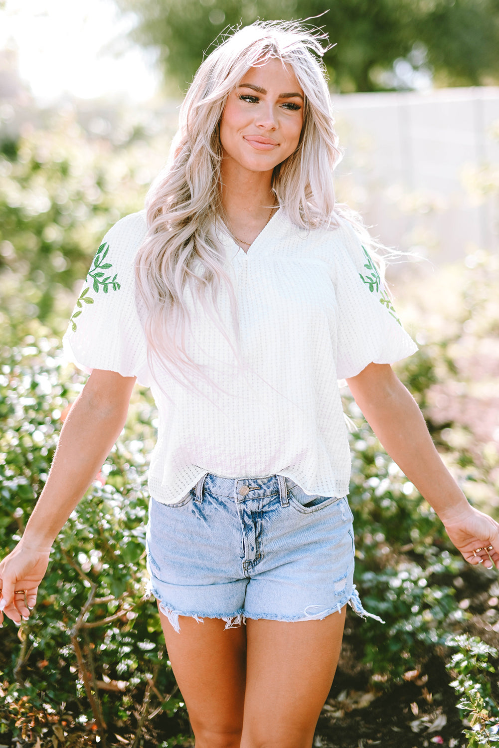Blouse blanche à col de fleurs-A WOMAN WE LOVE