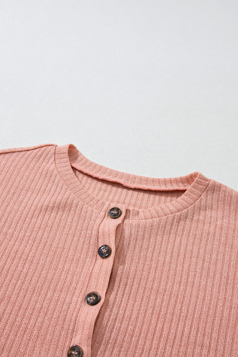 Top de punto henley texturizado de canalé rosa tostado