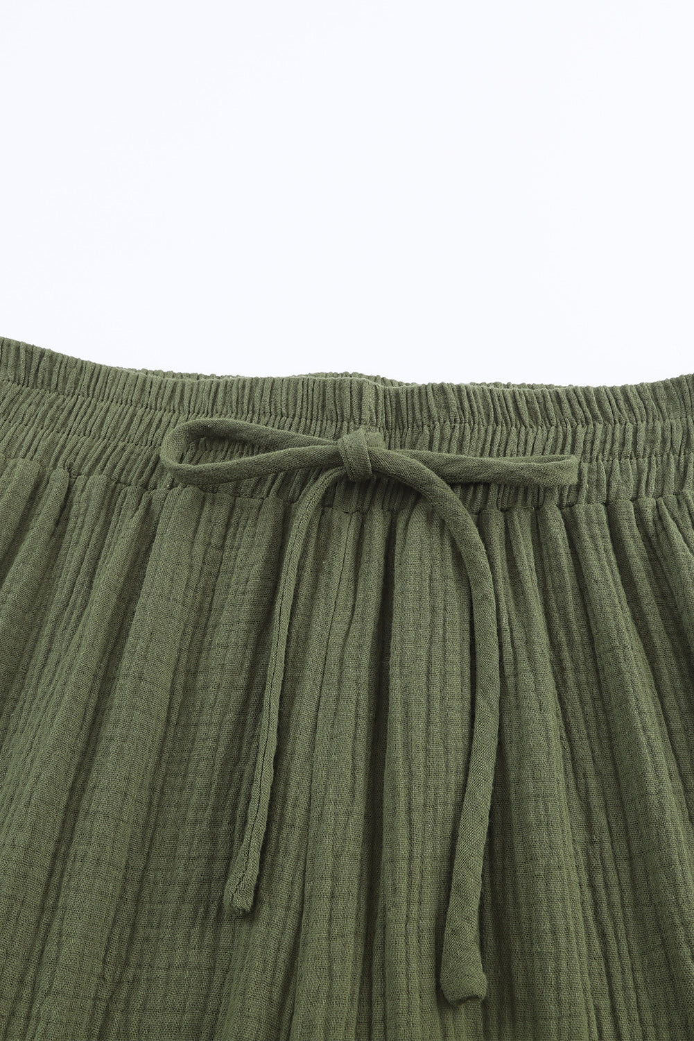 Pantalones anchos con textura arrugada verdes