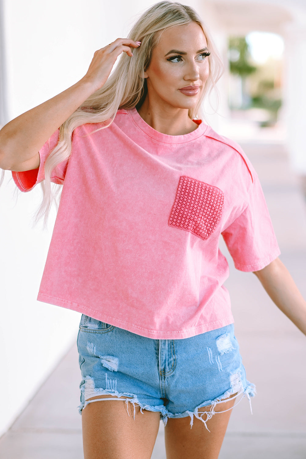 T-shirt rose à poche plaquée et dentelle délavée à l'acide