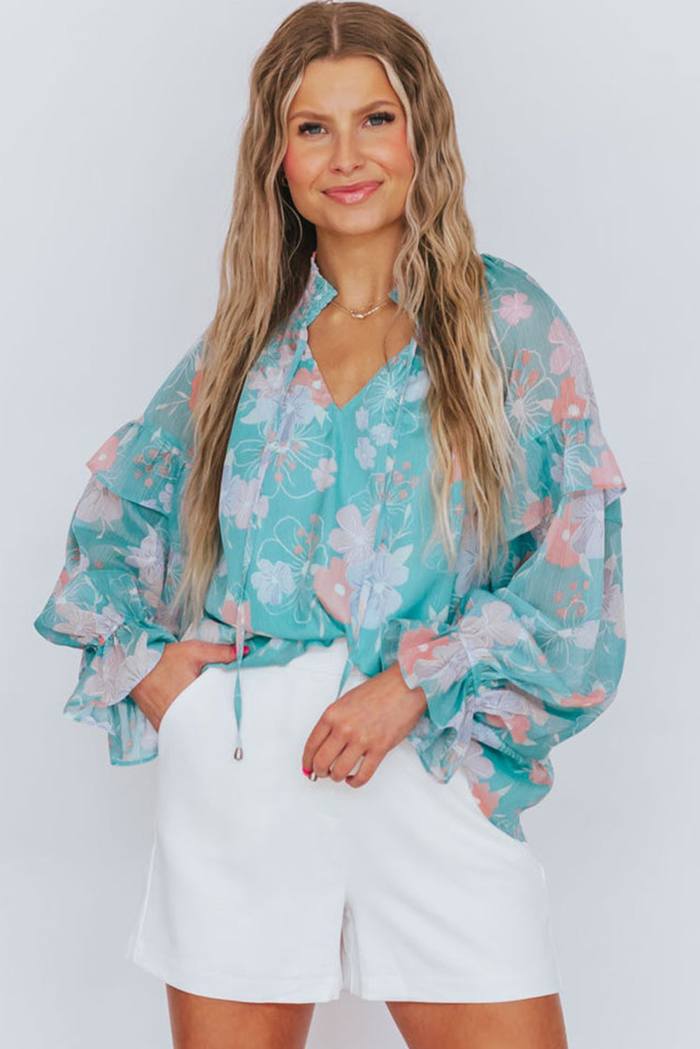 Blouse à manches bouffées à cou de cou floral bleu ciel