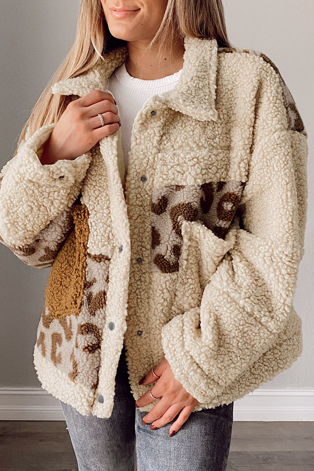 Chaqueta sherpa con botones a presión y patchwork de leopardo beige