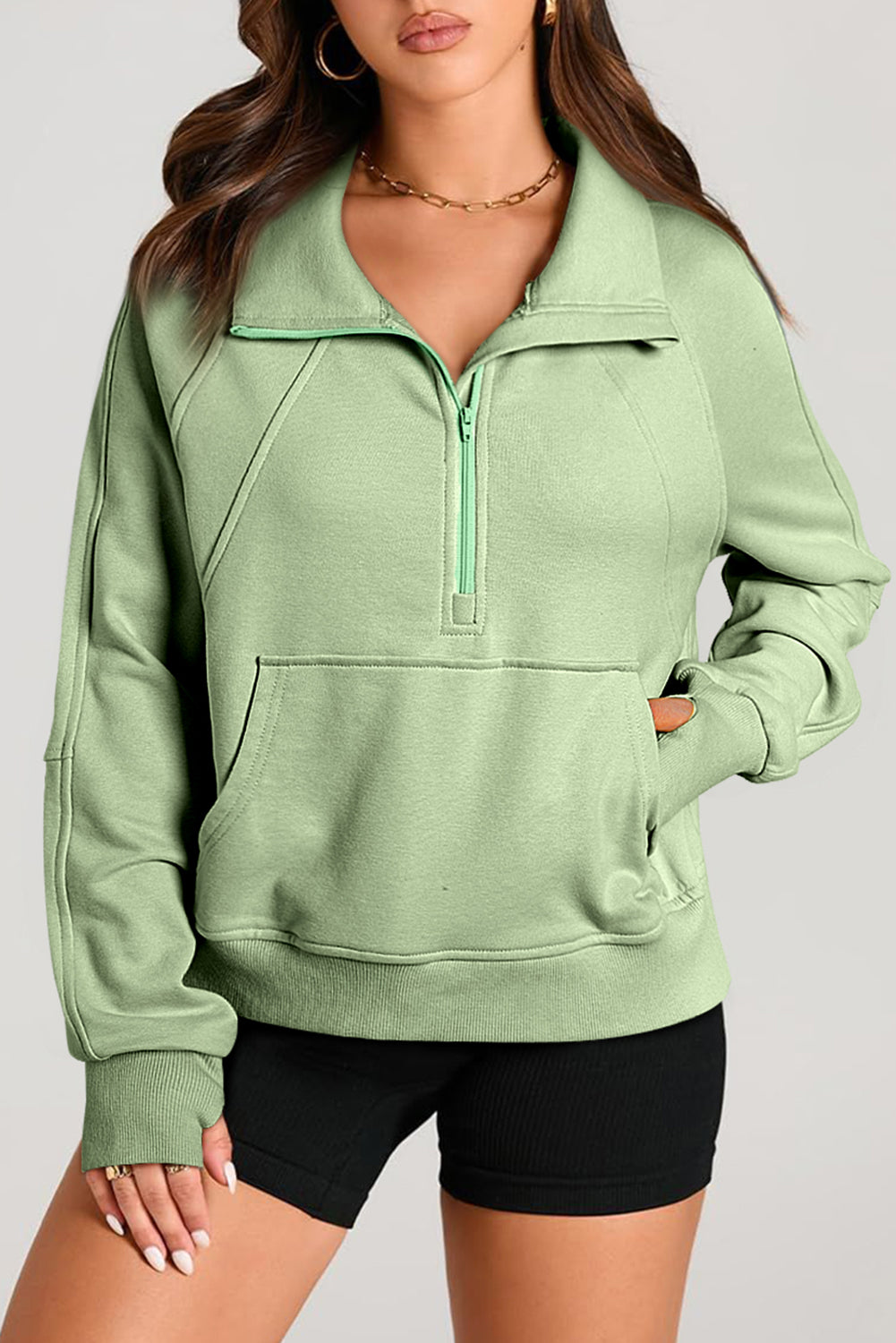 Sweat-shirt vert fumée avec poche kangourou et col montant avec fermeture éclair sur un quart