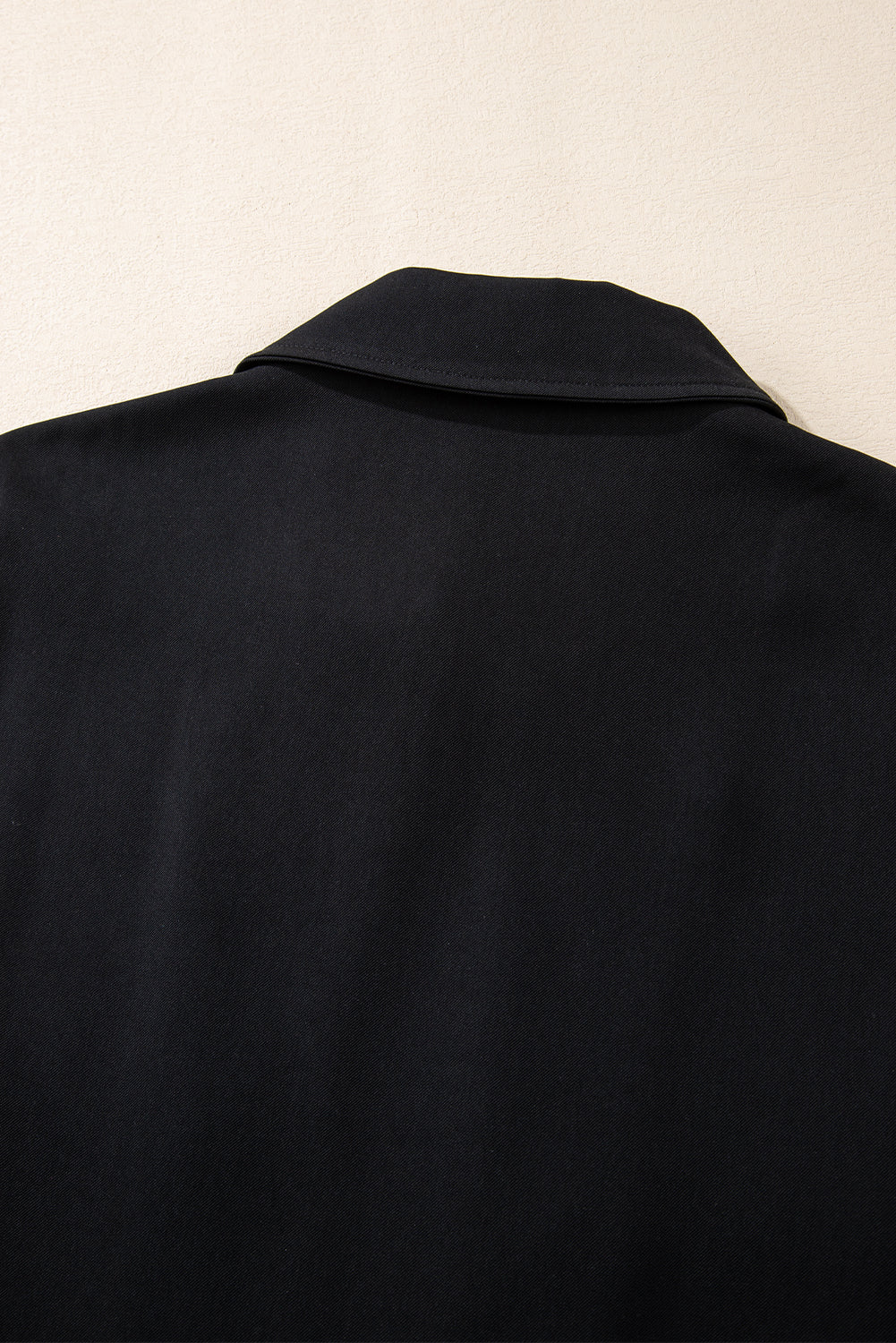 Chaqueta negra negra y manga con cremallera y aleta