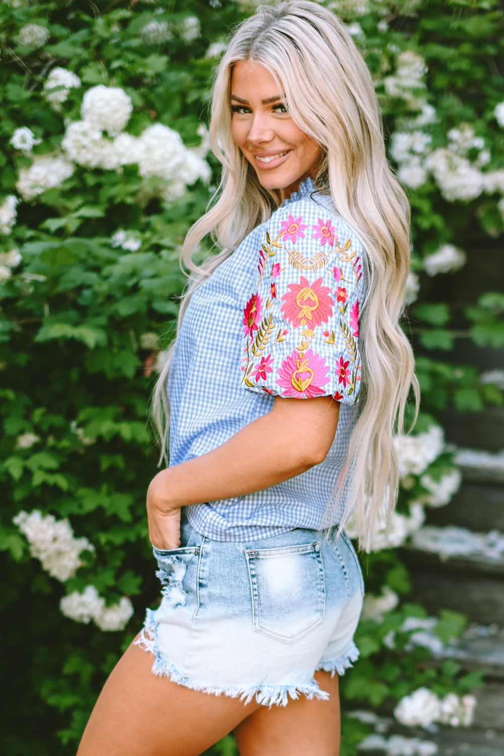 Blusa de manga bordada de gingham de azul claro