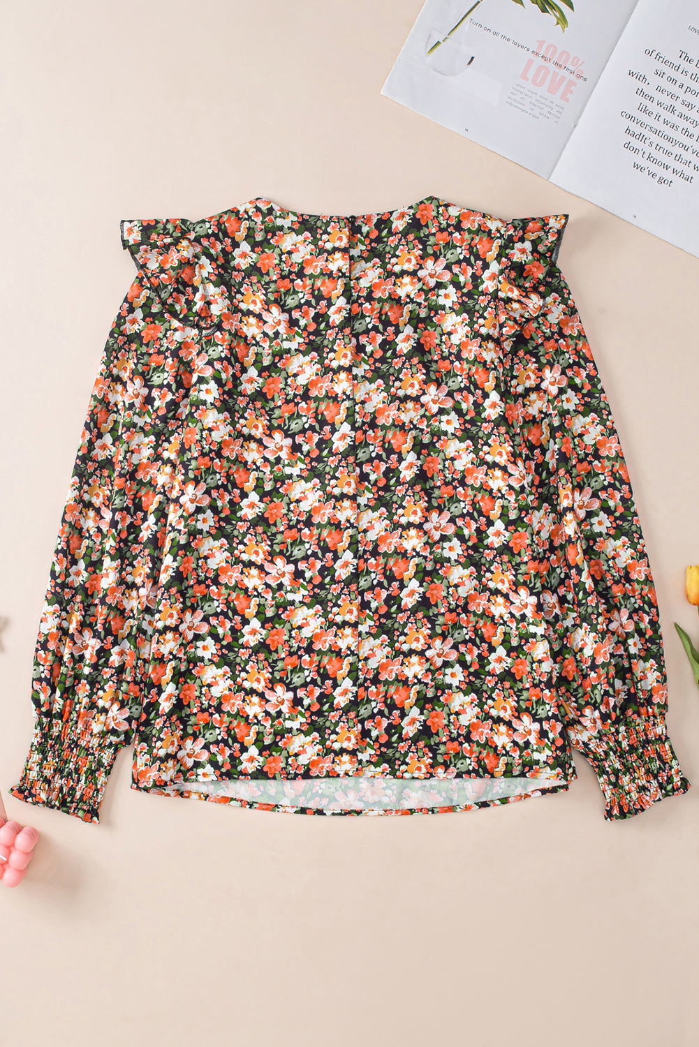 Blouse florale orange à volants et poignets froncés