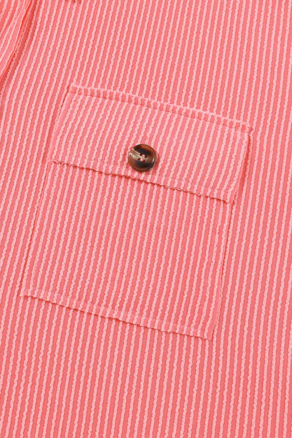 Top henley con bolsillo con solapa y cordón en rosa