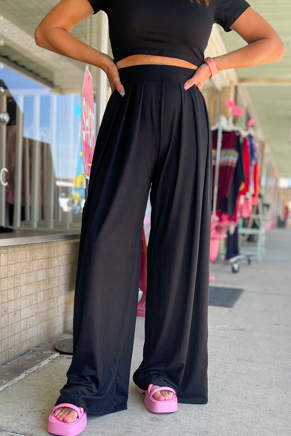 Ensemble haut court noir coupe slim et pantalon large plissé