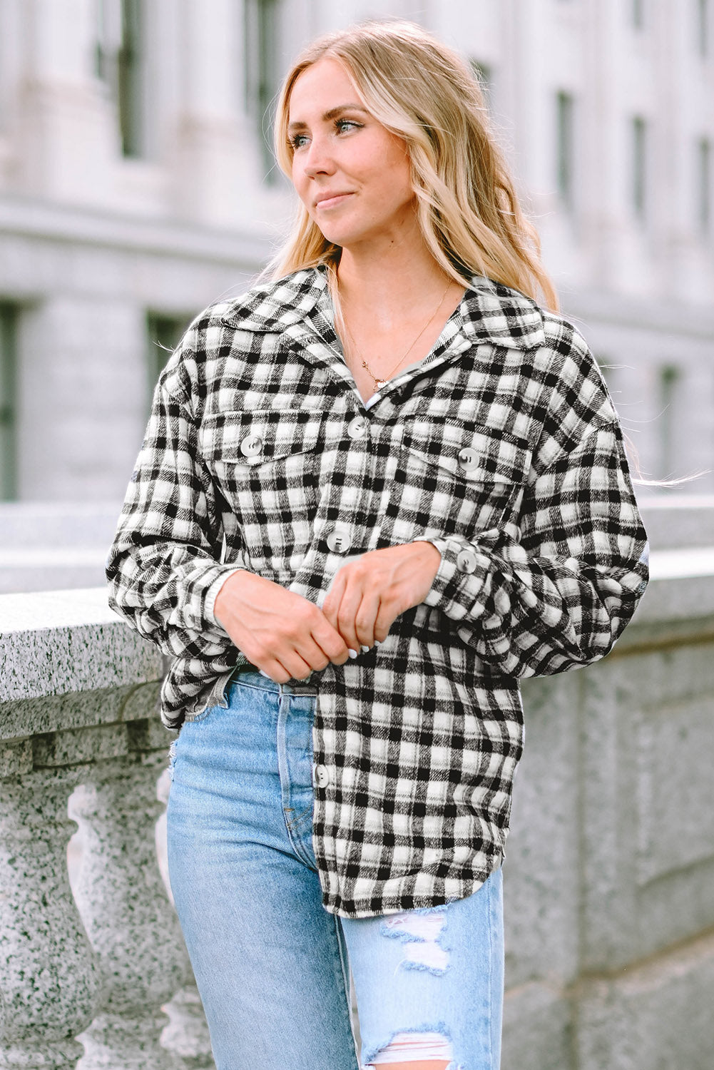 Chaqueta tipo túnica con botones y bolsillos en el pecho con estampado de cuadros negros