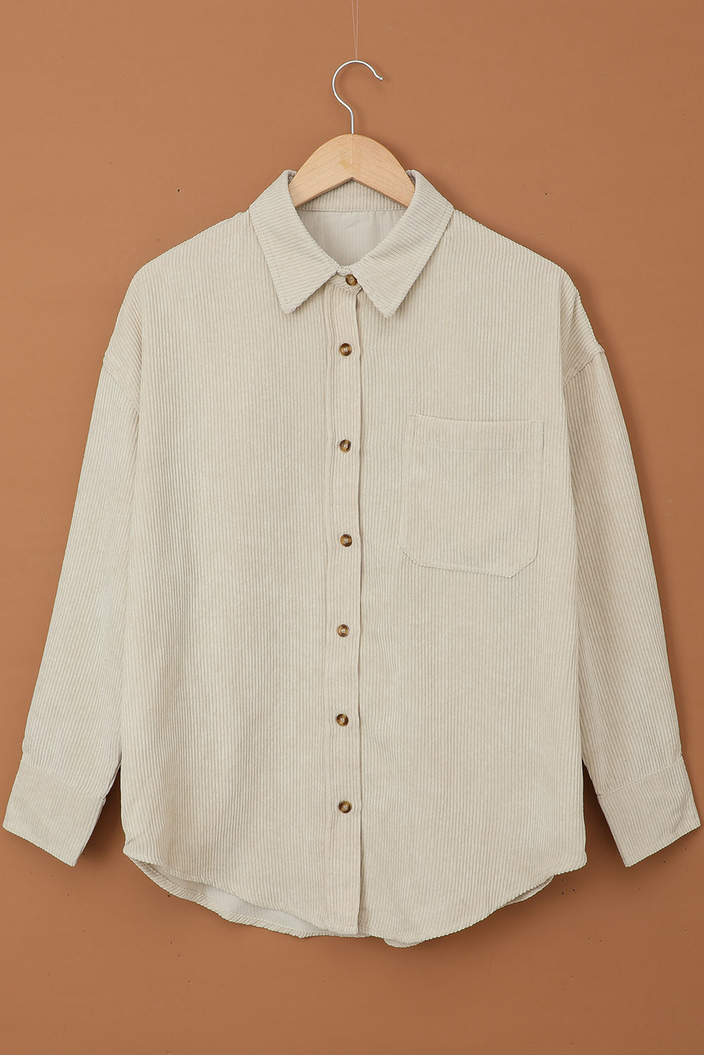 Chemise beige en velours côtelé avec poche boutonnée