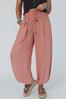 Grandes pantalones de trote con estampado floral bohemio rosa