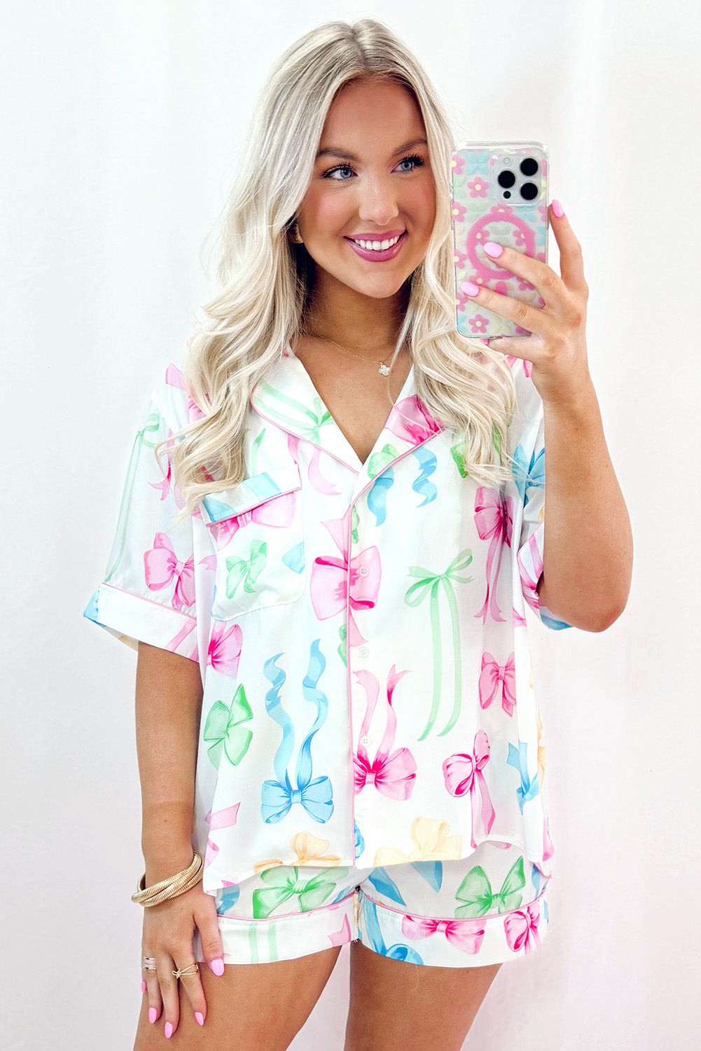 Ensemble pyjama blanc avec chemise boutonnée et short taille haute imprimé nœud papillon-A WOMAN WE LOVE
