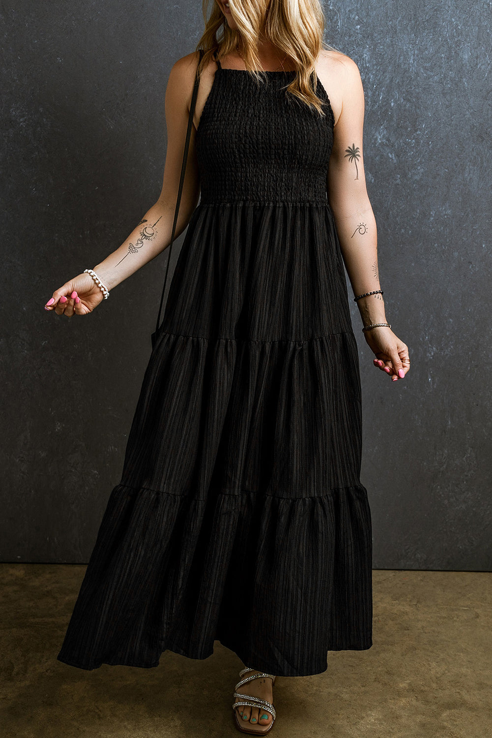 Robe longue noire à volants et bretelles spaghetti, smockée et plissée