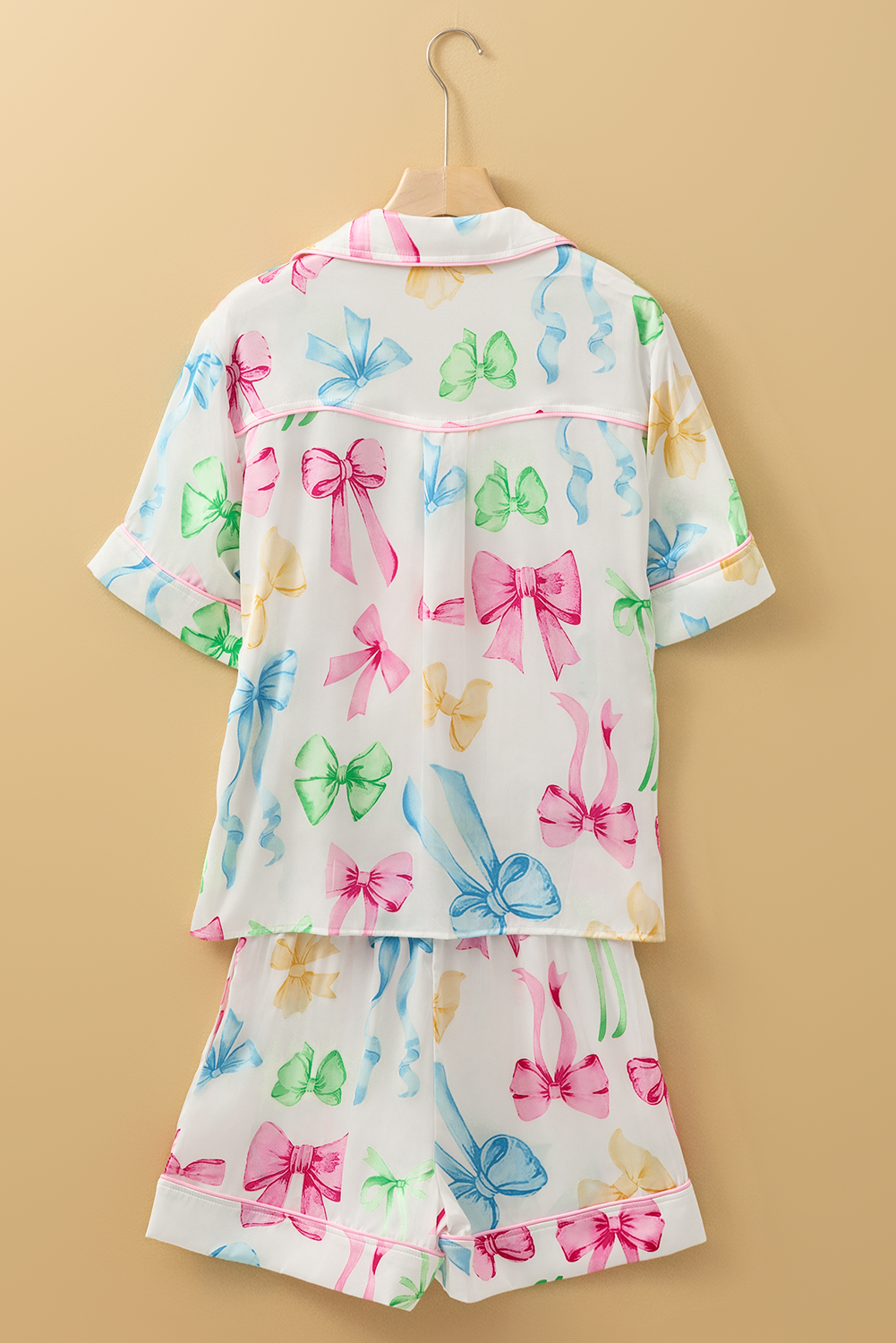 Ensemble pyjama blanc avec chemise boutonnée et short taille haute imprimé nœud papillon-A WOMAN WE LOVE