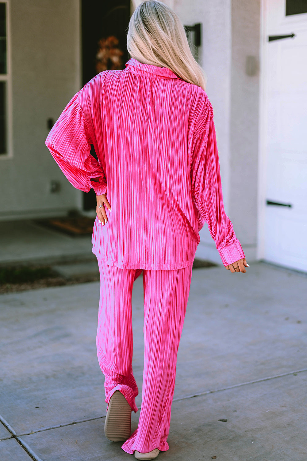 Camicia a maniche lunghe a pieghe lungo rosa e pantaloni a gamba larga