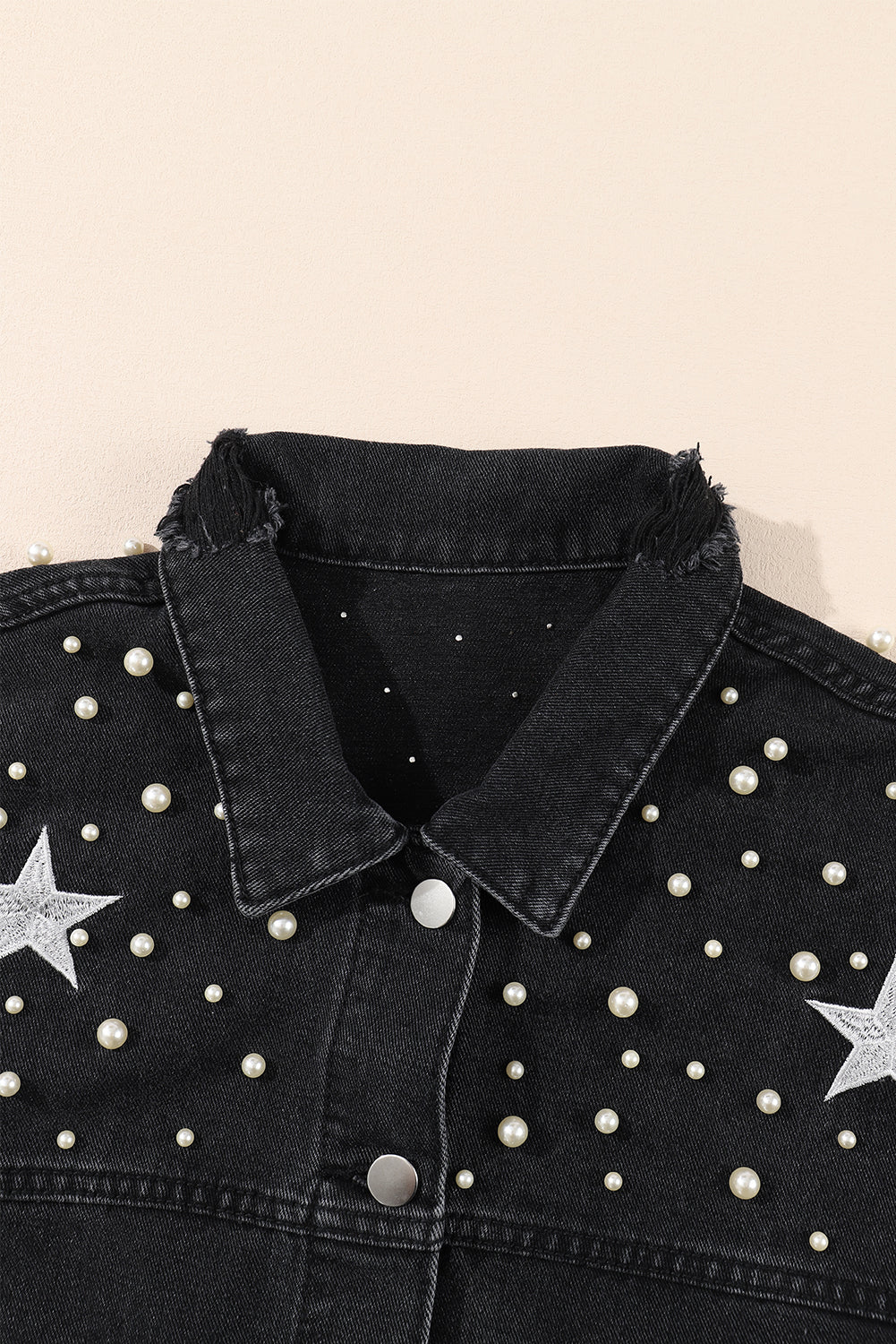 Veste en jean courte noire effet vieilli avec perles et étoiles