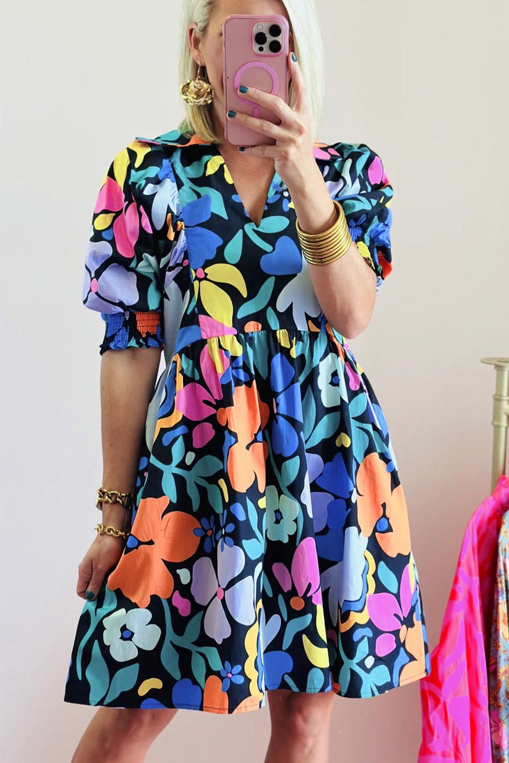 Robe évasée florale bleue à col fendu et à col fendu