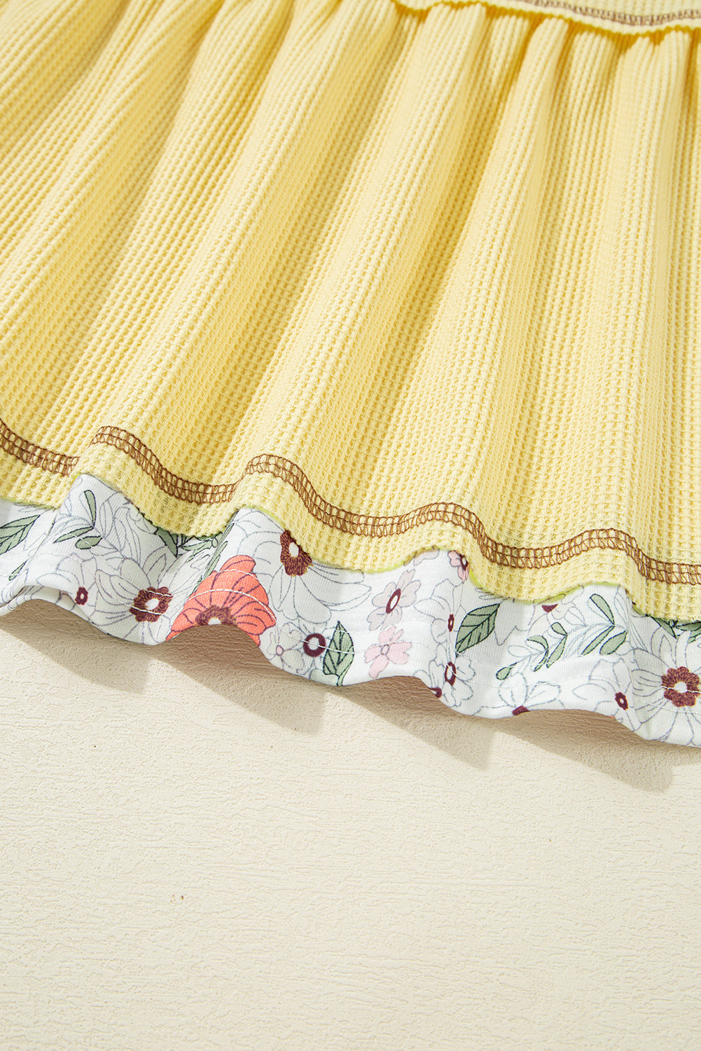 Blouse babydoll jaune en tricot gaufré à motif floral et patchwork
