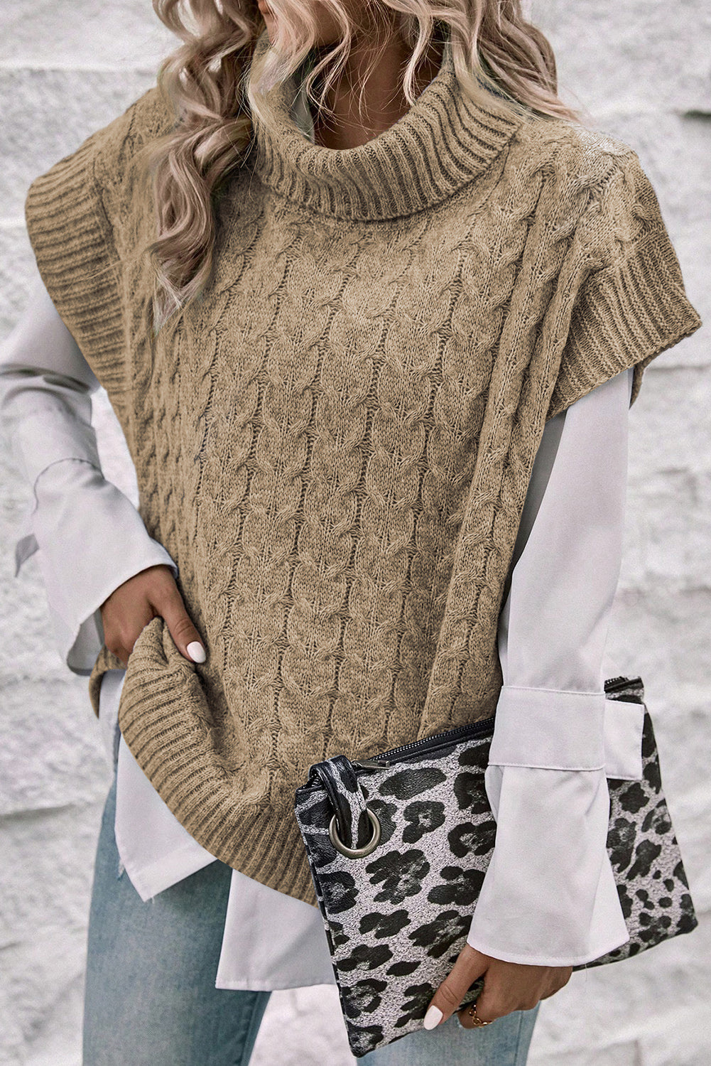 Rolled-collar sweater and bat handle in twisted French beige knitted