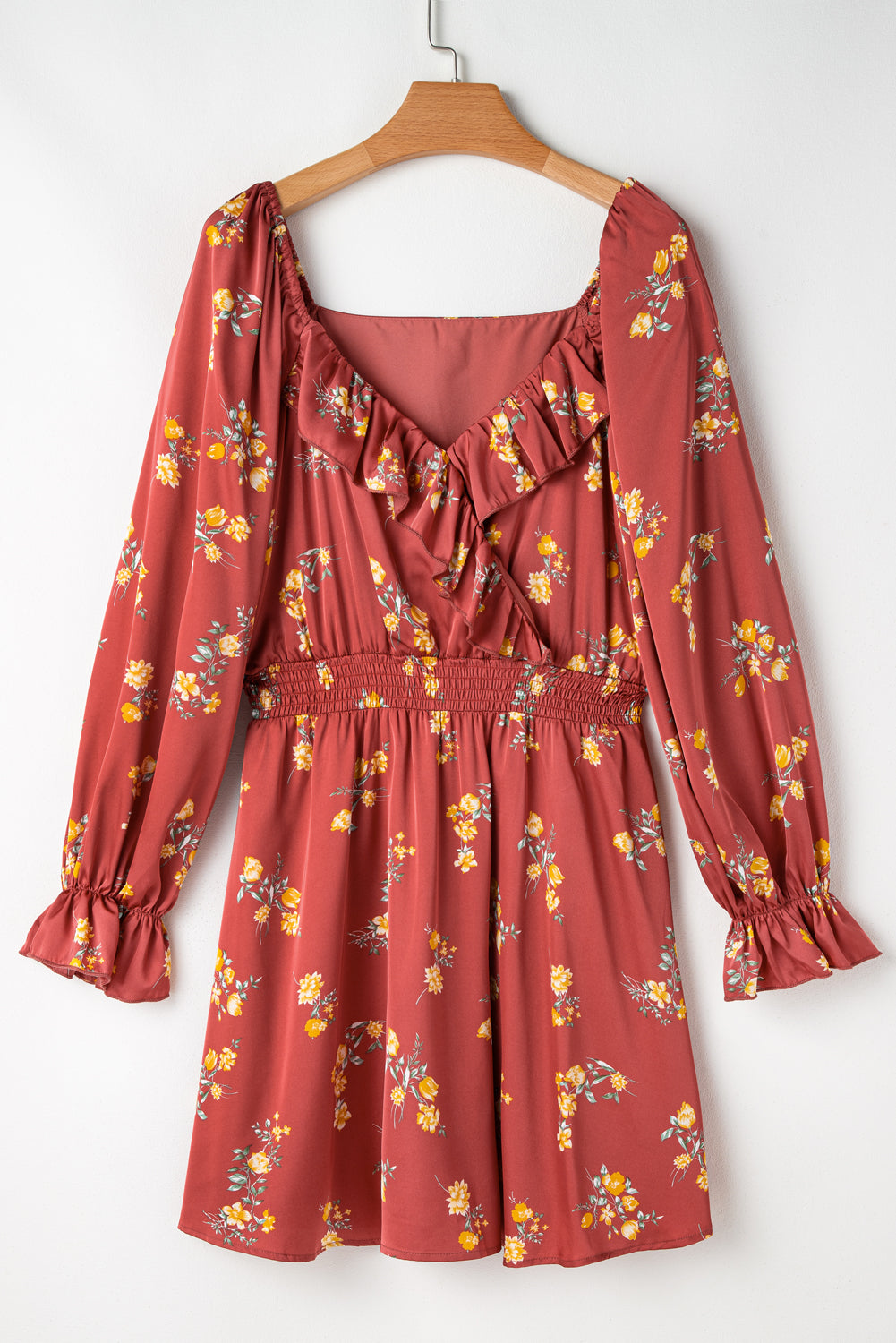 Mini-robe à imprimé floral rouge argile, taille froncée, bordure à volants, col en V