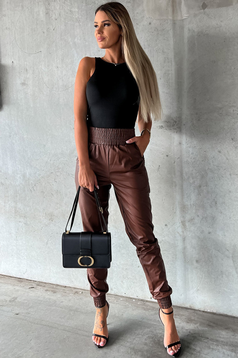 Pantalones delgados en cuero con altura de cuero