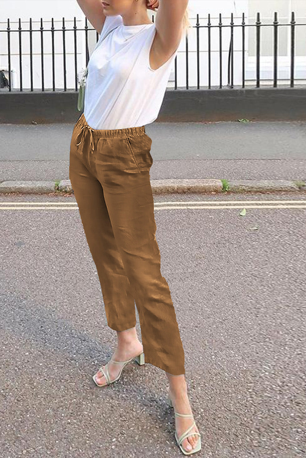 Pantalon marron avec cordon de serrage et poches élastiques à la taille, longues jambes droites