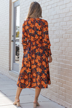 Vestido de billetera naranja con estampado floral y cinturón