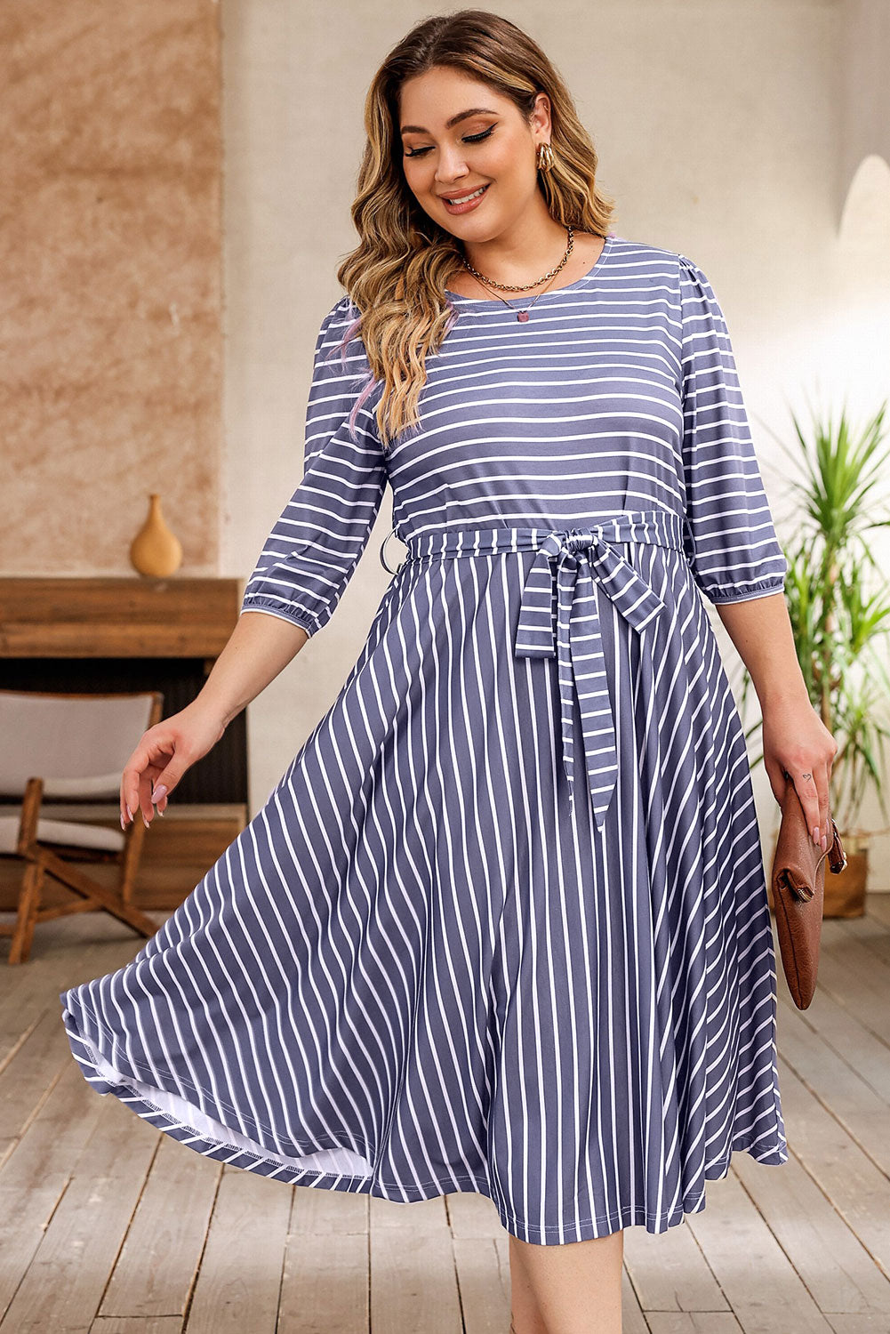 Robe grise rayée nouée à la taille, manches 3/4, grande taille