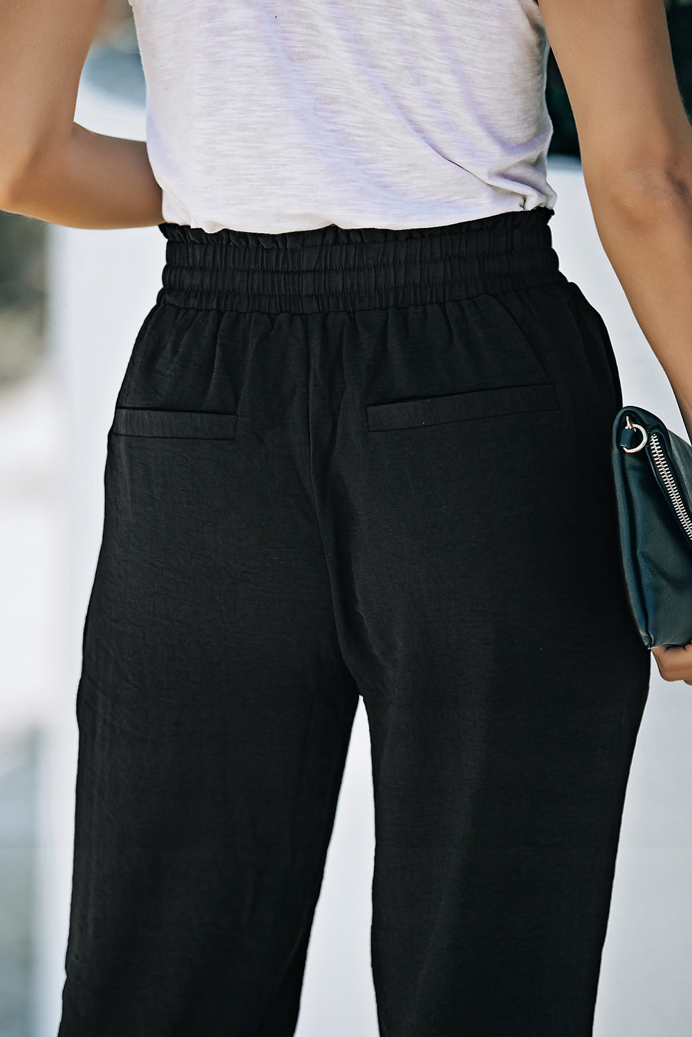 Pantalon de jogging noir à taille smockée avec cordon de serrage et couleur unie